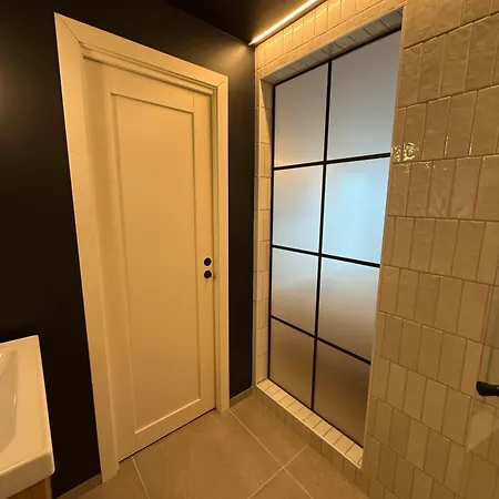 Newly Renovated Rom Fana アパート