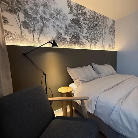 Newly Renovated Rom Fana アパート